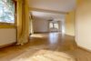 Modernisiertes Mehrfamilienhaus mit 3 Wohneinheiten, Doppelgarage & großem Grundstück - Wohnzimmer